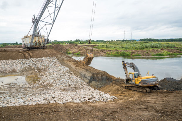 Склонили реку да дођу до угља